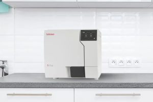 Thiết bị nồi hấp Tuttnauer T-Top được bố trí đúng chuẩn trong khu vực bảo trì, giúp dễ dàng kiểm tra, vệ sinh và theo dõi hoạt động định kỳ theo hướng dẫn kỹ thuật.