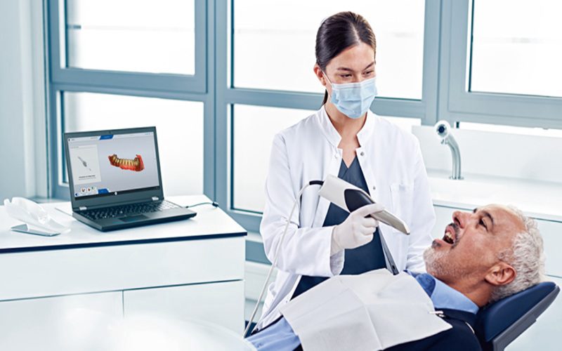 Scan trong miệng gi&uacute;p lấy dấu kỹ thuật số nhanh ch&oacute;ng, hỗ trợ workflow CAD/CAM từ ph&ograve;ng kh&aacute;m đến labo.