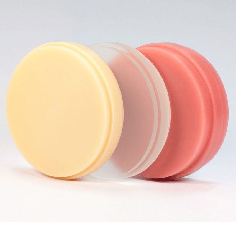 PMMA tự cứng có giá thành thấp và dễ chỉnh sửa, trong khi bis-acrylic composite cho độ bền và thẩm mỹ cao hơn với ít tỏa nhiệt khi đông cứng.
